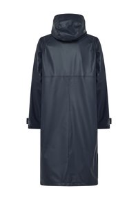 Donkerblauwe waterdichte lange regenjas met capuchon en verstelbare polsbanden, van achteren getoond tegen een witte achtergrond.