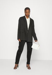 Weekday LASH EXTRA HIGH MOM - Calças de ganga de corte relaxado - washed black