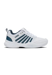 Zapatillas deportivas blancas con una superficie texturizada, que presentan detalles en azul verdoso y cinco rayas en azul verdoso oscuro a los lados, puntera redondeada y suela gruesa.