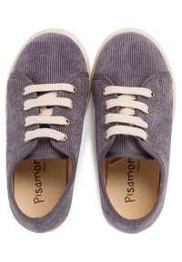 Sneakers in corduroy grigio con lacci crema, design con punta tonda, suola in gomma e occhielli dorati. L'interno presenta una soletta con logo.