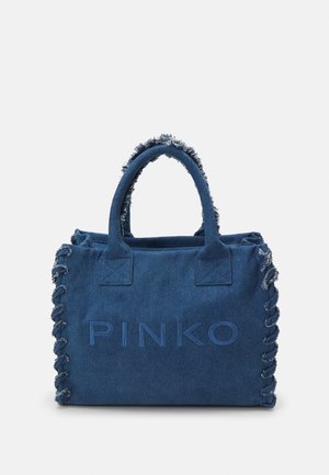 Mørkeblå denimnettaske med frynser og vævede sider, med dobbelte håndtag og præget mærkenavn "PINKO" på forsiden.