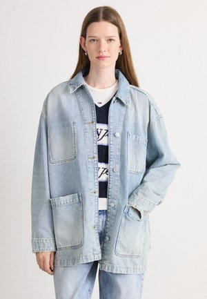 Lichtblauwe denimjack met een relaxte pasvorm, voorzien van twee voorkezen, een puntkraag en knoopsluitingen aan de voorkant.