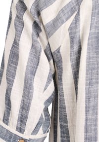 Gestreiftes Leinenhemd mit breiten blau-weißen Streifen, einer lockeren Passform und aufgekrempelten Ärmeln mit kleinem Knopfdetail.