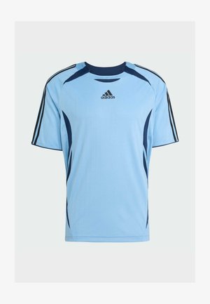 Ljusblå kortärmad sporttröja med marinblå detaljer, med en ribbad textur och tre svarta ränder på axlarna. Adidas-logotypen syns.