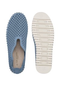 Zapatillas deslizables azules fabricadas en goma texturizada, con un patrón ondulado en la parte superior y una suela blanca y estriada con el tamaño 39 indicado.