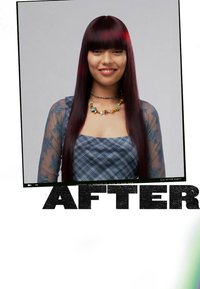 Model met lang, recht, donkerrood haar, gekleed in een transparante, blauw-gepatroonde top en een kleurrijke kralenketting, glimlachend tegen een grijze achtergrond.