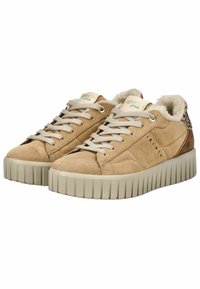 Sneakers in suede tan con una fodera morbida, suola in gomma beige e dettagli a motivi sul tallone. Presentano lacci piatti e un design a punta rotonda.