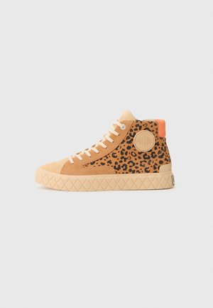 Wysokie sneakersy z beżową podeszwą, beżowym zamszem i materiałową cholewką z czarnym nadrukiem lamparta oraz okrągłą łatką z logo marki po boku.