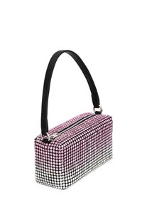 Borsa a mano rettangolare con una tracolla nera, coperta di strass rosa e argento, con chiusura a zip in cima. Finitura texture scintillante.
