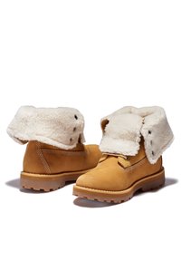 Bottes d'hiver couleur fauve avec doublure en laine crème rabattue et semelles en caoutchouc robustes, présentées de profil et de dos sur fond blanc.