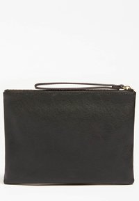 Musta synteettinen pussi, jossa on suorakulmainen muoto, teksturoitu pinta, vetoketjukiinnitys ja lenkkikahva yhdellä puolella. Yksinkertainen ja toiminnallinen muotoilu.