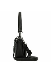 Borsa in pelle nera con una texture liscia, una maniglia corta e una tracolla lunga e regolabile. Presenta hardware argentato e dettagli minimi.