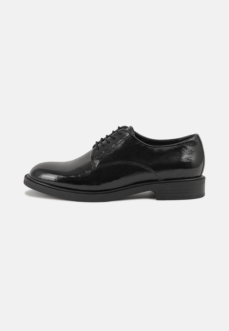 Scarpe eleganti in pelle nera con finitura lucida, punta rotonda e design con lacci. Presentano un tacco basso impilato e dettagli di cucitura discreti.