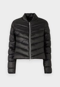 Czarna krótka kurtka puchowa z pikowanym wzorem, stójką, pełnym zapięciem na zamek i błyszczącą fakturą. Posiada boczne kieszenie na zamki oraz elastyczne mankiety.
