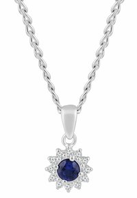 Strieborný náhrdelník s krúteným reťazcom a príveskom so zaobleným modrým drahokamom obklopeným malými priehľadnými kameňmi v kvetinovom vzore.