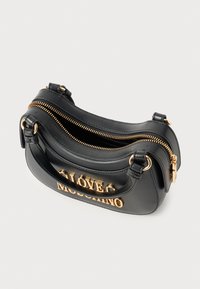 Bolsa de ombro em couro preto com fechos de correr duplos, ferragens douradas e logótipo "LOVED" em relevo. Apresenta um design estruturado e alças curtas.