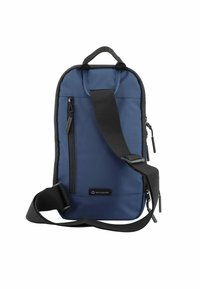 Borsa in tessuto riciclato blu di forma rettangolare, con tracolla nera regolabile, tasca frontale con zip e manico superiore resistente.