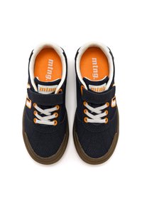 Zapatillas de lona azul marino con suelas grises, detalles en naranja, cordones blancos y una correa de velcro. Presentan un upper y un forro texturizados.
