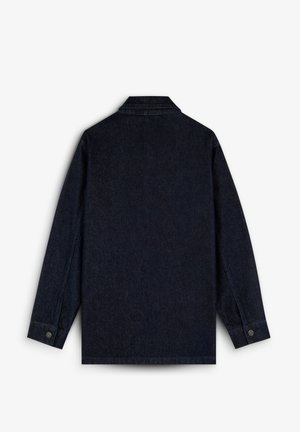 Chaqueta de mezclilla oscura con cuello de solapa, mangas largas y puños abotonados. La textura de la tela es suave y tiene un ligero brillo.