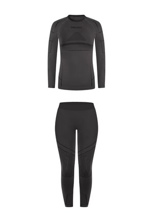 Sort atletik top og leggings sæt med en tætsiddende pasform. Har teksturerede paneler og forstærkede syninger for holdbarhed.