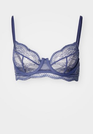Soutien-gorge en dentelle bleu profond avec panneaux transparents, soutien-gorge avec armature et bretelles réglables. Présente un bord en dentelle complexe sur les bords.