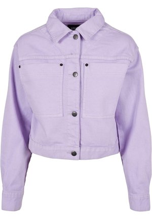 Ljust lila denimjacka med krage, kort design, knäppning fram och två framfickor med svarta detaljer.