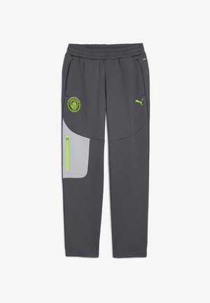 Pantalones deportivos grises de tela ligera, con el logo de Puma y el emblema del Manchester City, bolsillos laterales y un panel en contraste gris.