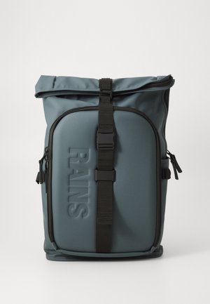 Zaino roll-top in materiale impermeabile grigio scuro. Presenta un logo in rilievo prominente, una tracolla regolabile e tasche con zip laterali.