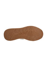 Sko sula med en texturerad brun gummimaterial och olika geometriska mönster för grepp. Vit kant ger en kontrasterande detalj.