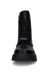 Stivali alla caviglia in pelle nera con punta rotonda, chiusura con lacci e dettagli in metallo argentato. Presentano una texture liscia e una suola in gomma resistente.