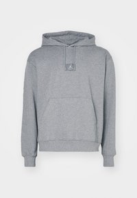 Grå hoodie med känguruficka och liten fyrkantig logotyp under dragsnörning vid halslinningen.