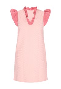 Rochie roz fără mâneci, cu accente roz volanate pe umeri, având un model texturat în diamante și un decolteu adânc în formă de V.