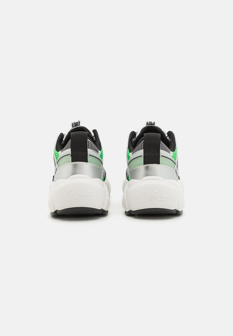 Sneaker nere e verdi con rete testurizzata e dettagli argentati lucidi, dotati di una suola bianca imbottita e un tallone imbottito per il massimo comfort.