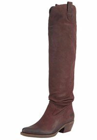 Bota de cuero burdeos hasta la rodilla con un diseño holgado, punta almendra y tacón apilado. Presenta un sutil logo en el lateral.