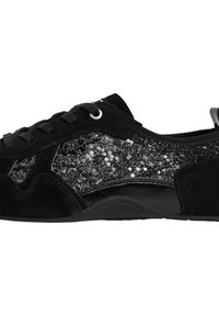 Basket noire avec panneau latéral pailleté, accents en daim, lacets noirs et semelle basse profilée.