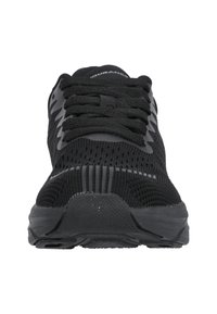 Scarpe sportive nere con una parte superiore in mesh traspirante, lacci piatti e una suola in gomma testurizzata con imbottitura di supporto.