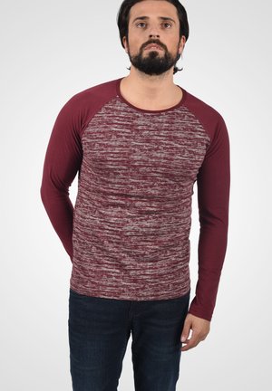 Langærmet bordeaux t-shirt med et tekstureret gråt mønster på kroppen og ensfarvede bordeauxærmer, med rund halsudskæring og tætsiddende design.