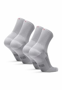 Calcetines grises con un diseño de punto texturizado, talón y puntera reforzados, y un logo cerca del puño. Tres pares exhibidos en fila.