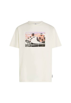 Camiseta de color crema claro con un gráfico cuadrado que representa una escena de playa, palmeras y una carretera; tela suave, mangas cortas y diseño de cuello redondo.