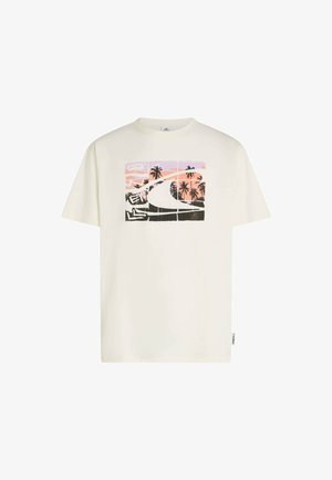 Šviesiai kreminės spalvos marškinėliai su kvadratinio formato grafika, vaizduojančia paplūdimio sceną, palmės medžius ir kelią; minkšta medžiaga, trumpomis rankovėmis ir apvalia iškirpte.