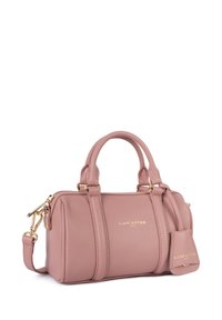 Piccolo borsa a mano in pelle rosa con finitura testurizzata, accessori dorati, doppi manici superiori e tracolla removibile. Etichetta con il marchio attaccata.