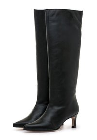 Botas de cuero negras hasta la rodilla con punta afilada, tacón delgado, textura suave y diseño minimalista.