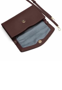 Bolso bandolera de cuero marrón texturizado con interior de tela gris y correa desmontable con cierres dorados, mostrado abierto sobre fondo blanco.