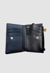 Portafoglio bifold in pelle nera aperto, con sei slot per carte, due tasche con bottone a pressione e una tasca con zip dorata per le monete sul lato.