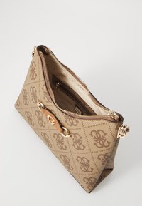 Bolso marrón con diseño estampado, de forma estructurada, con herrajes en tono dorado, cierre de cremallera y un interior de color claro con un bolsillo.