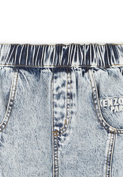 Shorts en denim avec taille élastique, délavage bleu clair, poches avant et détail brodé "KENZO PARIS" sur le côté.