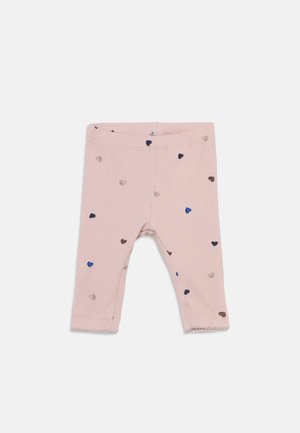 Lyserøde ribstrikkede babyleggings med små spredte hjerteprints i blå, brun og beige, med en simpel elastisk linning.