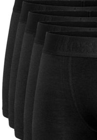 Cinque paia di boxer in cotone nero per uomo impilati uno accanto all'altro, mostrando le bande in vita frontali con un marchio discreto.