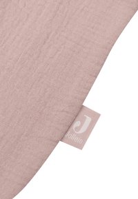 Getextureerde roze stof met een zachte, gekreukte uitstraling; heeft een klein label met de merknaam "Jollein" in het wit.