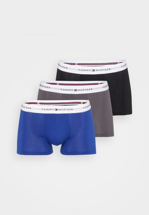 Drie paar boxer shorts in blauw, grijs en zwart. Zacht, rekbaar materiaal met een witte elastische tailleband met het logo "TOMMY HILFIGER".